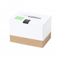 En la tapa de la caja de presentación